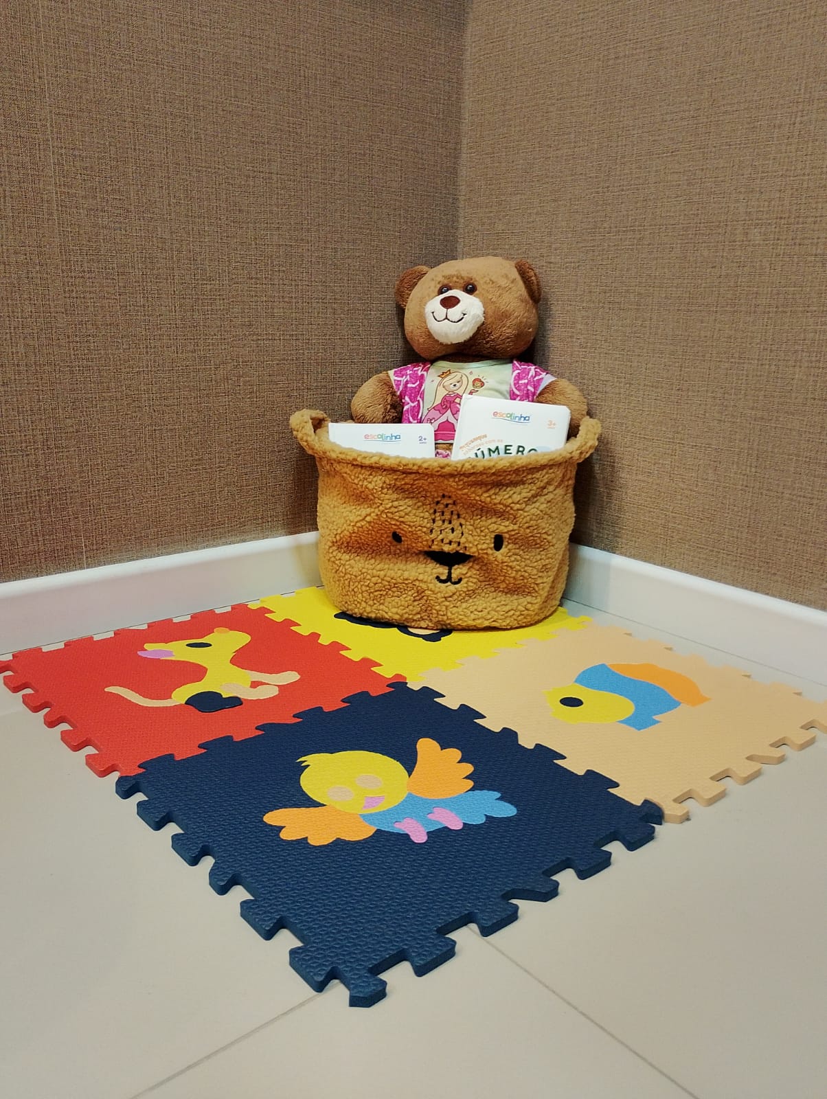 Espaço infantil com brinquedos e livros na sala de espera