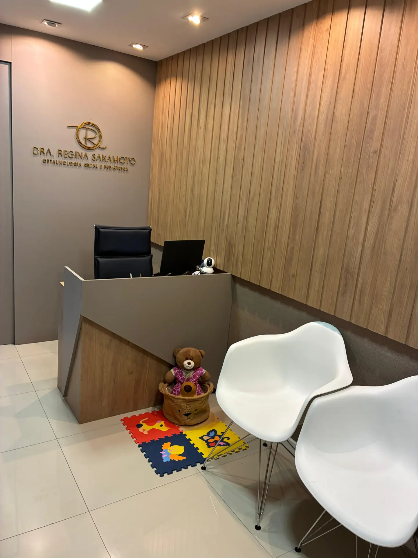 Recepção do consultório da Dra. Regina Sakamoto em Porto Alegre