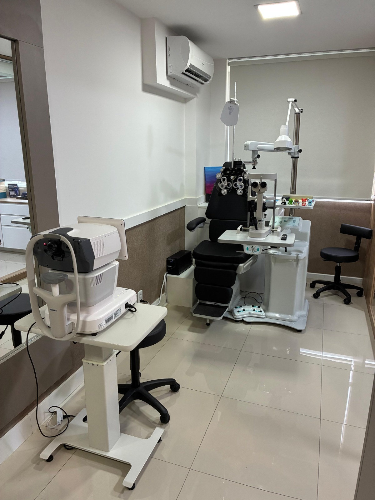 Consultório oftalmológico da Dra. Regina Sakamoto com equipamentos de exame